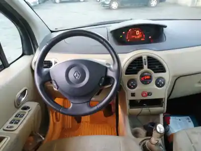 Véhicule à la ferraille renault modus 1.5 dci diesel de l'année 2006 alimenté k9k764