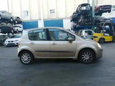 Véhicule à la ferraille renault modus 1.5 dci diesel de l'année 2006 alimenté k9k764