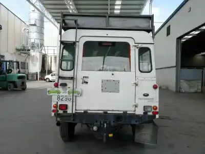 Veículo de Sucata land rover defender (ld) 2.5 td5 do ano 2000 alimentado 10p