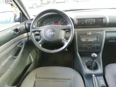 Veicolo di demolizione audi a4 berlina (b5) 1.8 t dell'anno 2000 alimentato awt