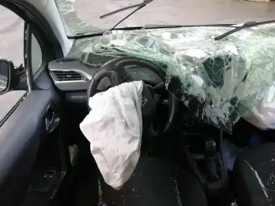 Veículo de Sucata peugeot 208 i (ca_, cc_) 1.2 vti 82 do ano 2018 alimentado hm05