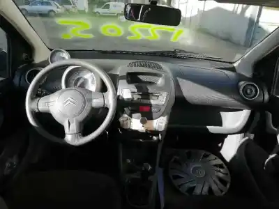 Véhicule à la ferraille citroen c1 sx de l'année 2005 alimenté 8ht