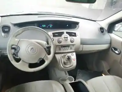 Véhicule à la ferraille renault scenic ii 1.9 dci diesel 120 cv / 88 kw de l'année 2004 alimenté f9q d8