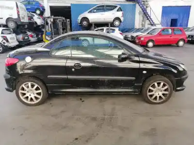 Véhicule à la ferraille peugeot 206 cc cc de l'année 2002 alimenté rfn