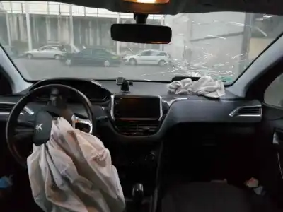 Sloopvoertuig peugeot 208 i (ca_, cc_) 1.2 vti 82 van het jaar 2018 aangedreven hm05