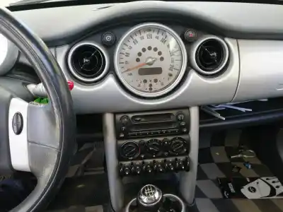 Véhicule à la ferraille mini mini (r50, r53) cooper de l'année 2001 alimenté w10 b16 a