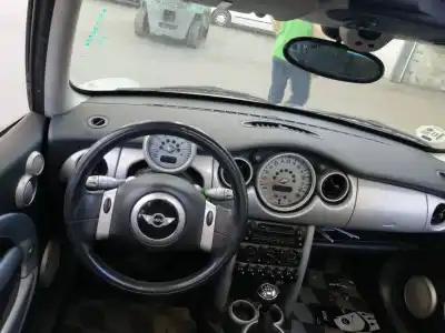 Véhicule à la ferraille mini mini (r50, r53) cooper de l'année 2001 alimenté w10 b16 a