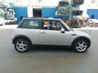 Véhicule à la ferraille mini mini (r50, r53) cooper de l'année 2001 alimenté w10 b16 a