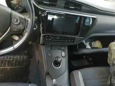 Veículo de Sucata toyota auris 1.8 16v (híbrido) do ano 2018 alimentado 2zr