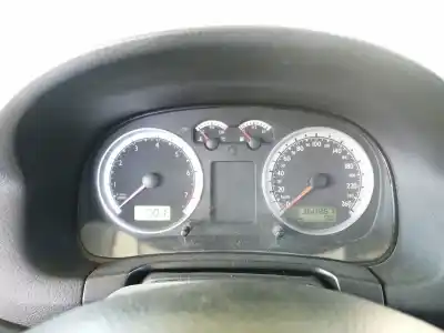 Veicolo di demolizione volkswagen golf iv (1j1) 1.6 dell'anno 2000 alimentato akl