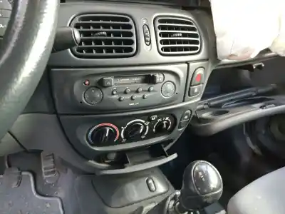 Scrapping Vehicle renault megane i classic (la0/1_) 1.6 16v (la00, la04, la0b, la11, la16, la19, la1j, la1k,... of the year 2000 powered k4ma700