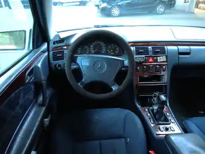 Veículo de Sucata mercedes-benz clase e (w210) e 220 cdi (210.006) do ano 1999 alimentado 611961