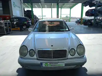 Véhicule à la ferraille mercedes-benz clase e (w210) e 320 (210.065) de l'année 1998 alimenté 112941