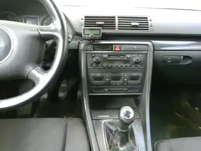 Veículo de Sucata audi a4 berlina (8e) 1.9 tdi (96kw) do ano 2001 alimentado awx