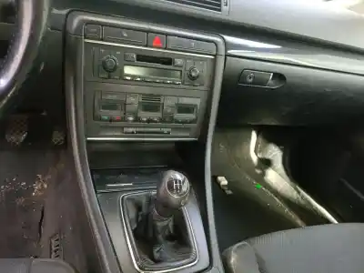 Veículo de Sucata audi a4 berlina (8e) 1.9 tdi (96kw) do ano 2003 alimentado awx