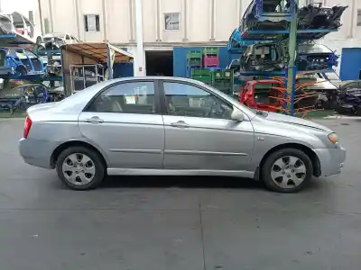 Veículo de Sucata kia cerato 2.0 lx crdi familiar do ano 2005 alimentado d4ea