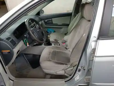 Veículo de Sucata kia cerato 2.0 lx crdi familiar do ano 2005 alimentado d4ea