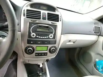 Veículo de Sucata kia cerato 2.0 lx crdi familiar do ano 2005 alimentado d4ea