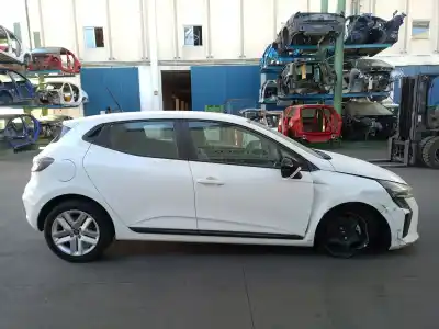 Veículo de Sucata renault clio v (b7_) 1.6 e-tech 140 (b7mu) do ano 2024 alimentado h4mc632