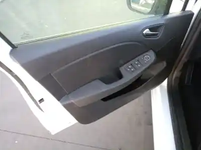 Veículo de Sucata renault clio v (b7_) 1.6 e-tech 140 (b7mu) do ano 2024 alimentado h4mc632