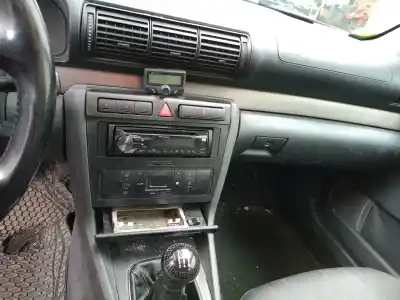 Veículo de Sucata audi a4 berlina (b5) 1.8 do ano 2000 alimentado avv