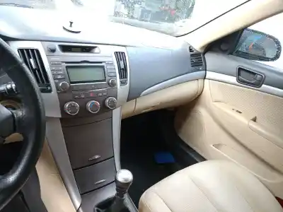 Veicolo di demolizione hyundai sonata v (nf) 2.0 crdi dell'anno 2009 alimentato d4ea