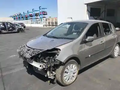 Veículo de Sucata RENAULT CLIO III 1.5 dCi Diesel CAT do ano 2010 alimentado 