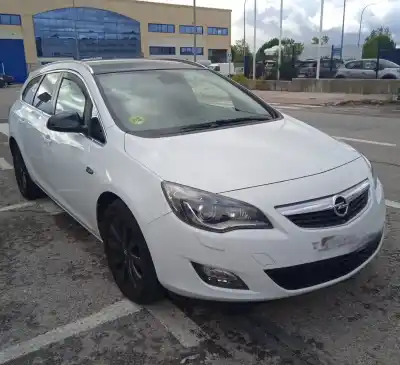 Veículo de Sucata OPEL ASTRA J SPORTS TOURER Cosmo do ano 2011 alimentado A17DTR