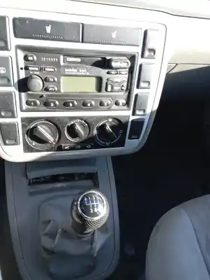 Veicolo di demolizione ford galaxy (vy) trend dell'anno 2002 alimentato auy