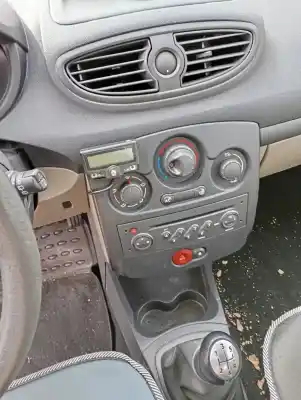 Véhicule à la ferraille renault clio iii expression de l'année 2007 alimenté k9k766