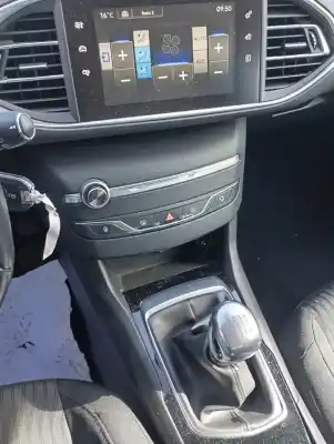 Véhicule à la ferraille peugeot 308 sw active de l'année 2015 alimenté bh01