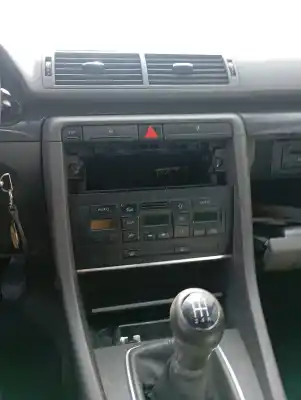 Véhicule à la ferraille AUDI A4 B6 (8E2)  de l'année 2002 alimenté AWX