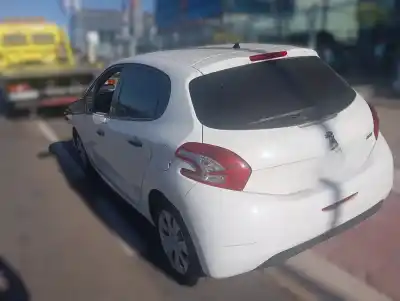 Veículo de Sucata peugeot 208 access do ano 2015 alimentado 8h01