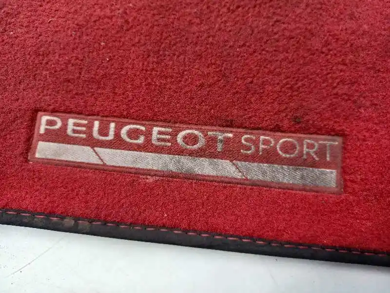 Photo tapis de sol Peugeot Sport rouge Peugeot 208 GTi 30th Blan