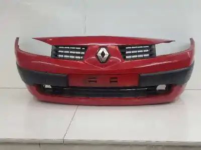 Recambio de automóvil de segunda mano de paragolpes delantero para renault megane ii classic berlina 1.5 dci diesel referencias oem iam 620226236r 620226236r color rojo , tiene una pequeña raja y poco roce ver fotos 