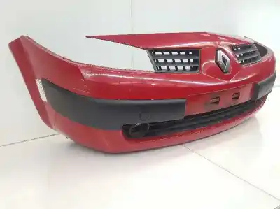 Recambio de automóvil de segunda mano de paragolpes delantero para renault megane ii classic berlina 1.5 dci diesel referencias oem iam 620226236r 620226236r color rojo , tiene una pequeña raja y poco roce ver fotos 