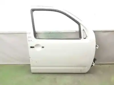 Recambio de automóvil de segunda mano de PUERTA DELANTERA DERECHA para NISSAN NAVARA PICK-UP (D40M)  referencias OEM IAM 80100EB330 80100EB330 BLANCA 