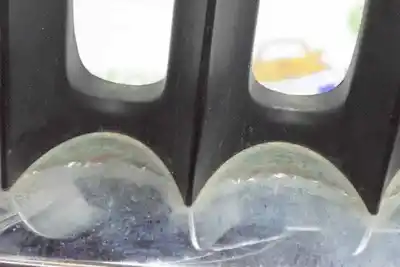 Second-hand car spare part front grille for bmw x3 (e83) 2.0 d oem iam references 51133402909  51133414903