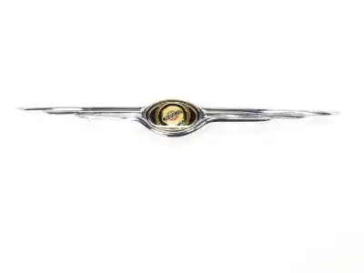 Pièce détachée automobile d'occasion emblème / logo pour chrysler 300 m (lr) 2.7 v6 références oem iam 05011615aa 04805044 