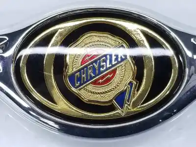 Pièce détachée automobile d'occasion emblème / logo pour chrysler 300 m (lr) 2.7 v6 références oem iam 05011615aa 04805044 