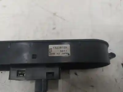 Pièce détachée automobile d'occasion commande de lève vitre avant droit pour opel astra h gtc d-z19dth références oem iam 13228709  