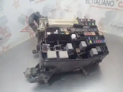 Pezzo di ricambio per auto di seconda mano SCATOLA RELÈ/FUSIBILI per TOYOTA VERSO (AUR2/ZGR2)  Riferimenti OEM IAM 821110FP90  