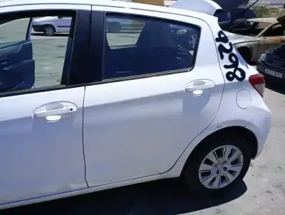 Recambio de automóvil de segunda mano de PUERTA TRASERA IZQUIERDA para TOYOTA YARIS  referencias OEM IAM   