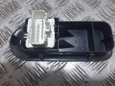 Pièce détachée automobile d'occasion COMMANDE DE LÈVE VITRE AVANT GAUCHE pour RENAULT CLIO GRANDTOUR  Références OEM IAM 8200356519  