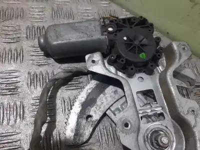 Pièce détachée automobile d'occasion LÉVE GLACE AVANT GAUCHE pour RENAULT TWINGO (CO6)  Références OEM IAM 7700830596  2 PINS