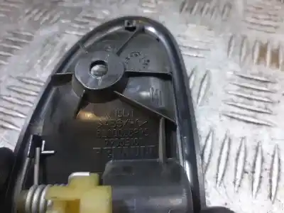 Peça sobressalente para automóvel em segunda mão Puxador Exterior Frente Direito por RENAULT CLIO II FASE II (B/CB0) Base Authentique 65 CV / 48 KW Referências OEM IAM 8200028995  