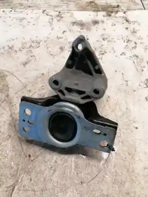 Second-hand car spare part right engine support for renault clio iii authentique oem iam references 8200499925a  