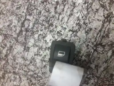 Peça sobressalente para automóvel em segunda mão BOTÃO / INTERRUPTOR ELEVADOR VIDRO TRASEIRO DIREITO por BMW SERIE 3 BERLINA (E46)  Referências OEM IAM 61318368921  3 PINS