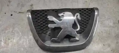 Peça sobressalente para automóvel em segunda mão emblema por peugeot 207 x-line referências oem iam 