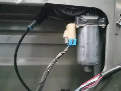 Recambio de automóvil de segunda mano de MOTOR ELEVALUNAS DELANTERO IZQUIERDO para HUMMER H2  referencias OEM IAM 88958035  